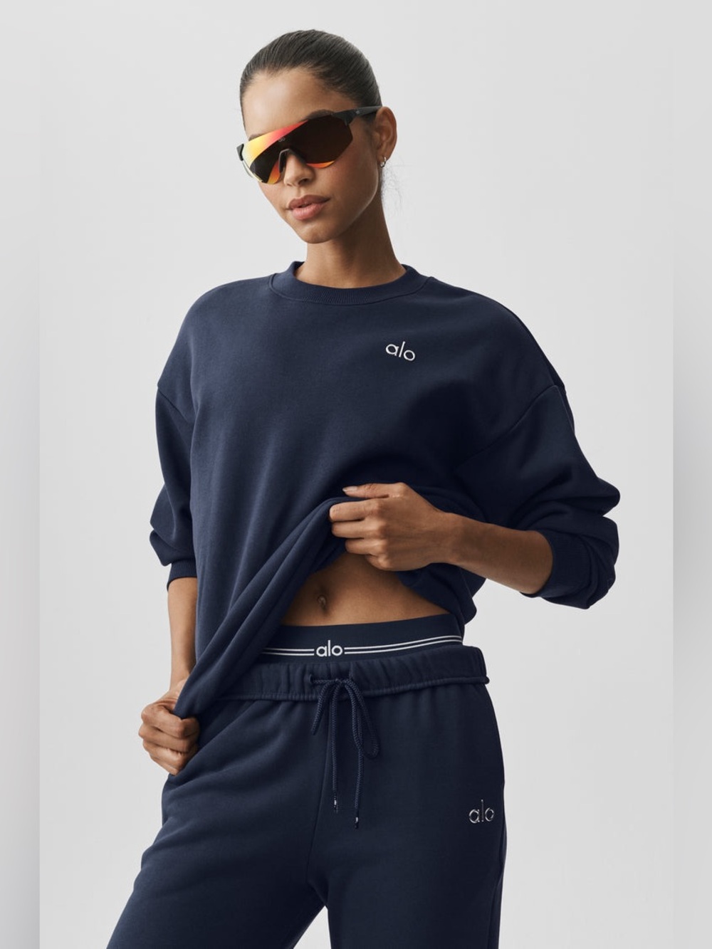 ALO Yoga Accolade Crew Neck Pullover Sweatshirt in Navy, Size Large